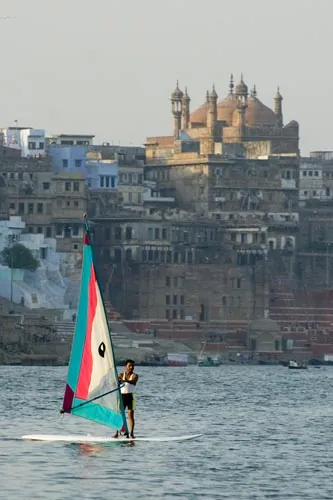 Čudná atrakcia na Gange. (Varanasi)