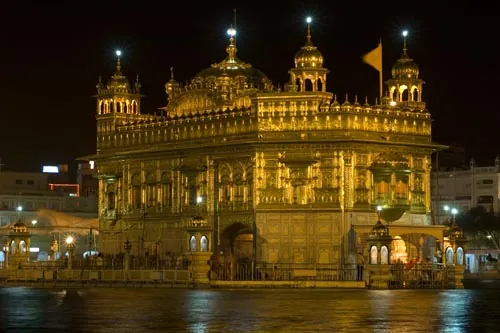 Nočný pohľad na Zlatý chrám. (Amritsar)