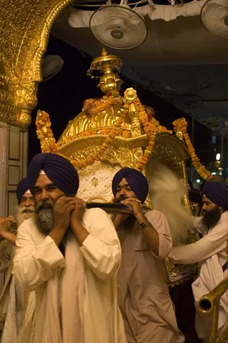Každodenná udalosť - vynášanie Svätej knihy zo Zlatého chrámu. (Amritsar)