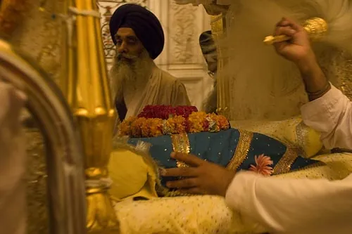 Svätá kniha Shíkov zabalená v modrej látke. (Amritsar)