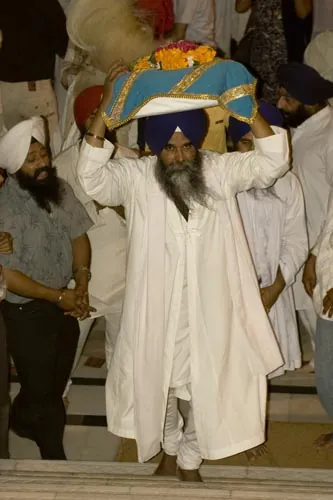 Svätú knihu vnášajú do Akal Thakat kde zostáva cez noc. (Amritsar)