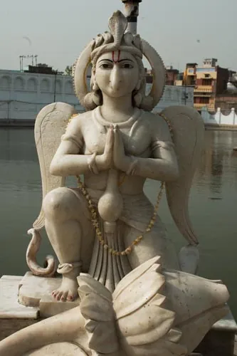 Nosatý anjel pri bazéne v Sri Durgiana Temple. (Amritsar)