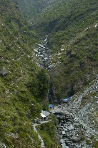 Vodopád a stánok s občerstvením objavený pri prechádzke. (Dharamsala)