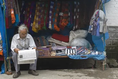 Ujko čaká na zákazníka - jeden z mnohých pouličných obchodíkov. (Dharamsala)