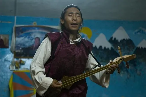 Miestny umelec predstavuje tibetské a ladhakské piesne. (Dharamsala)