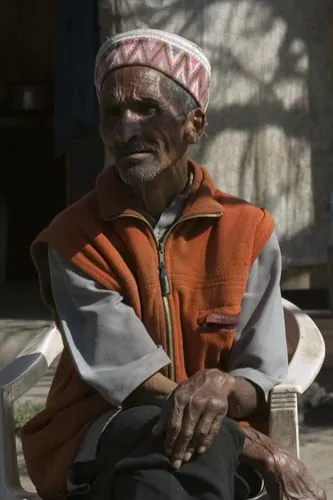 Ujko s miestnou typickou čiapkou.  (Manali)