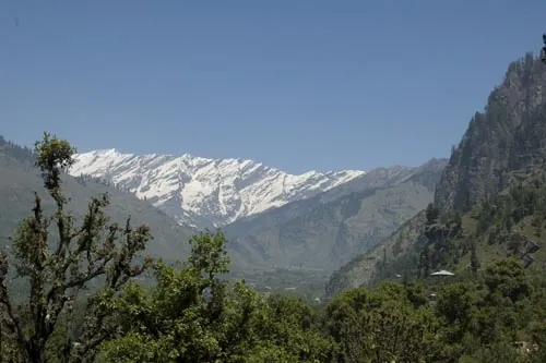Pohľad z údolia Kullu na zasnežené hory.  (Manali)