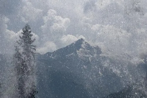 Pohľad na hory spoza vodopádu.  (Manali)