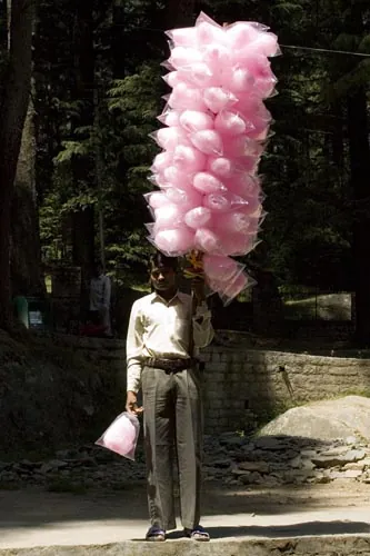 Predavač cukrovej vaty.  (Manali)