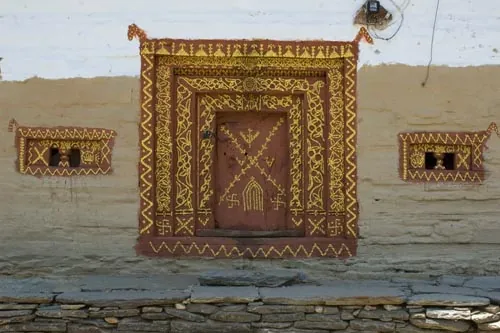 Dvere do starých domov sú malé, drevené a ozdobne vyrezávané. (Manali)
