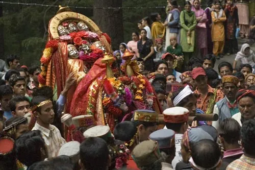 Ceremónia pri chráme Dhungri. (Manali)